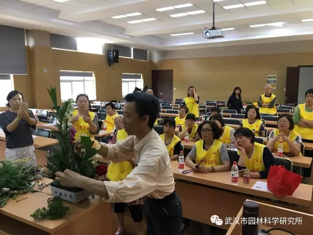 赏新优花卉，学艺术插花 ――记市园林科研院2017年科技活动周 市民园林学校第3期活动