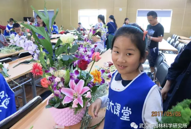 “漫步芬芳，感受插花艺术”记公园大课堂活动
