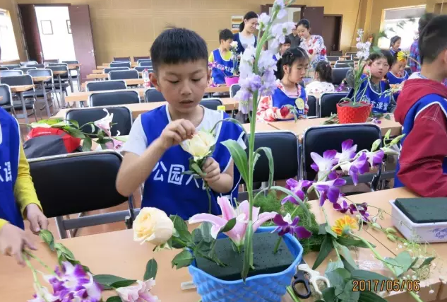 “漫步芬芳，感受插花艺术”记公园大课堂活动