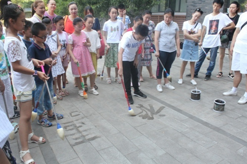 地为纸水为墨 弘扬传统文化