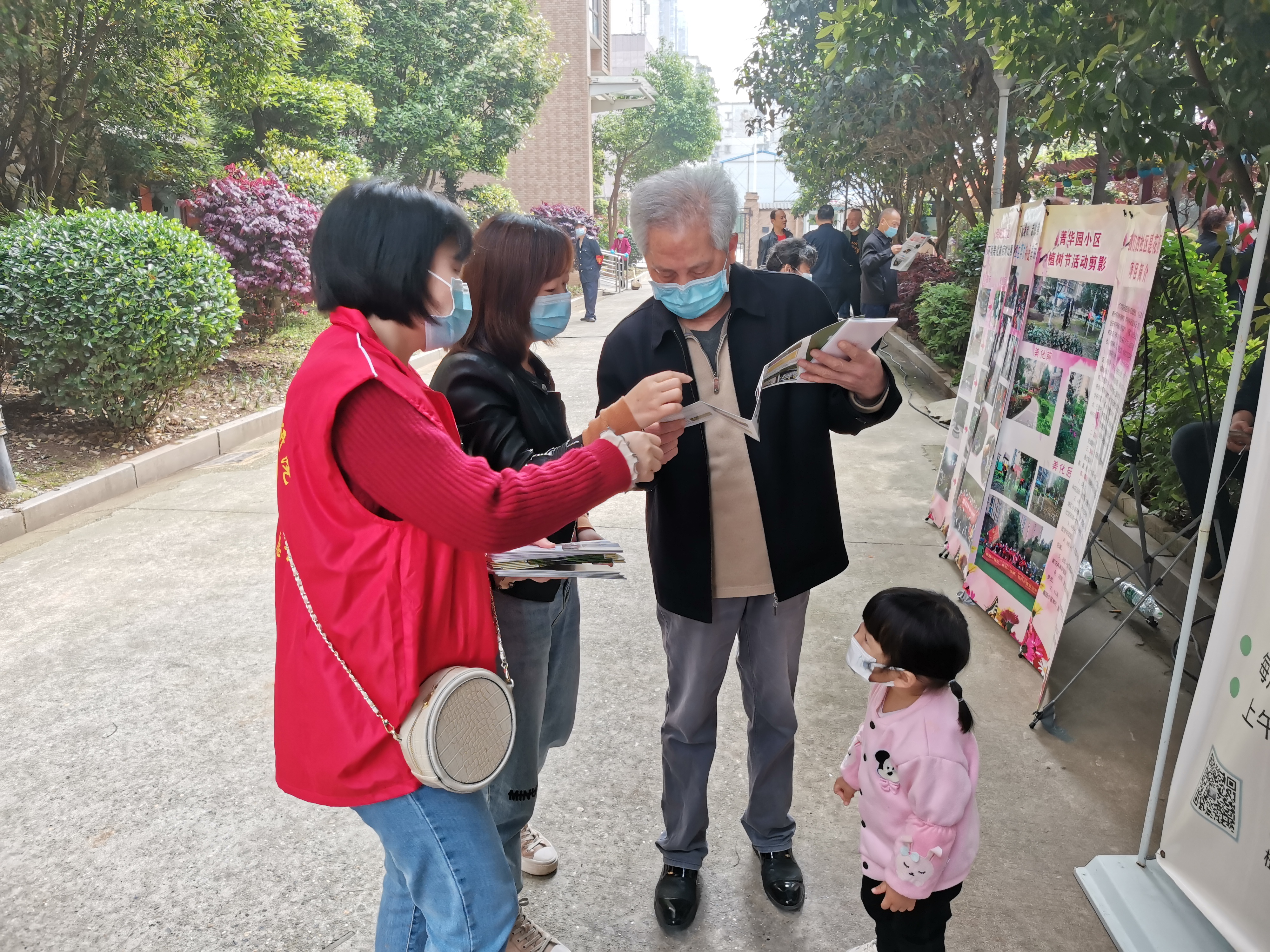 学史力行，助力社区环境美化​