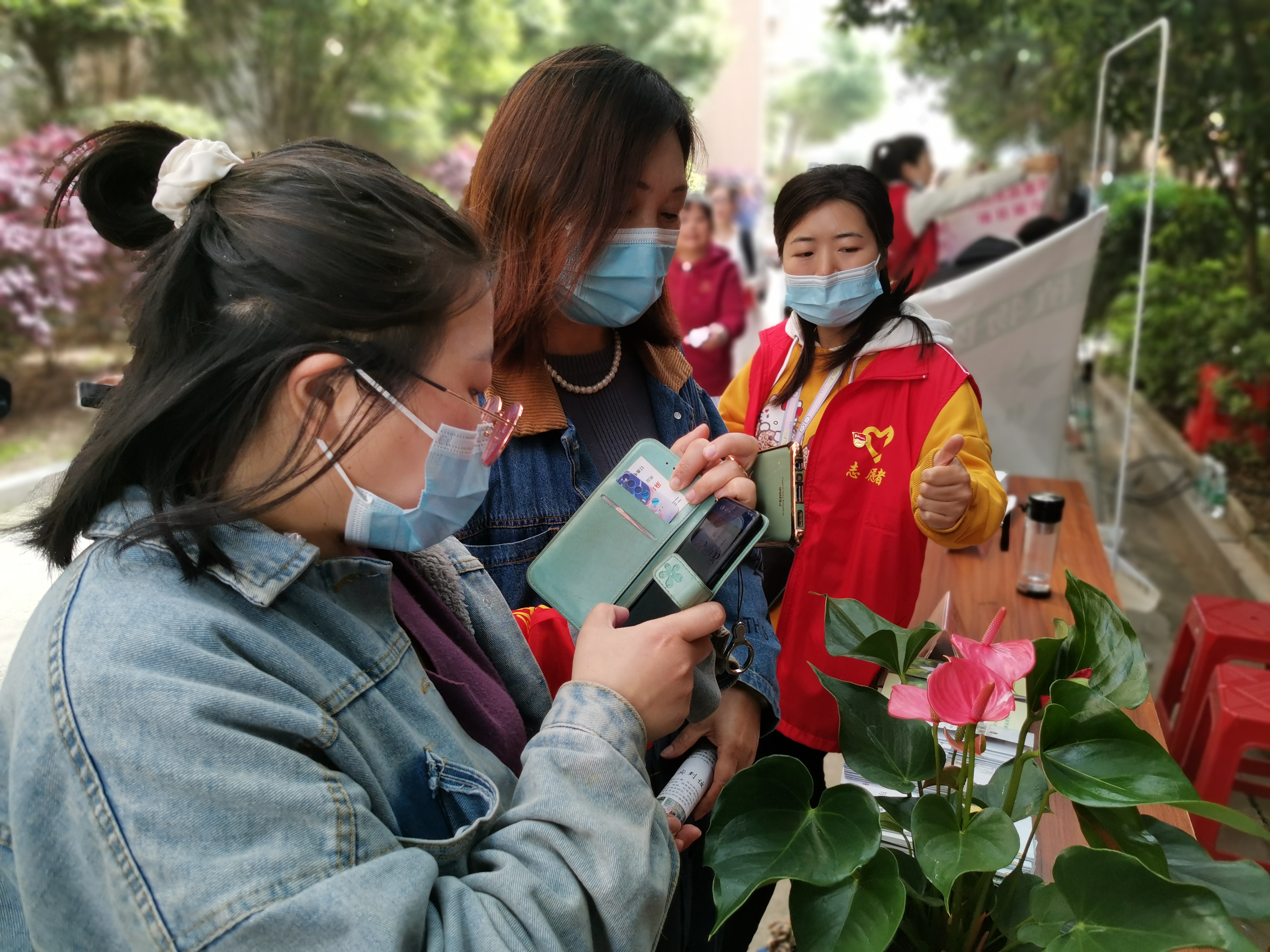学史力行，助力社区环境美化​