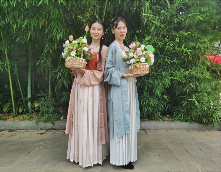建党百年芳华盛，映日荷花别样“红”